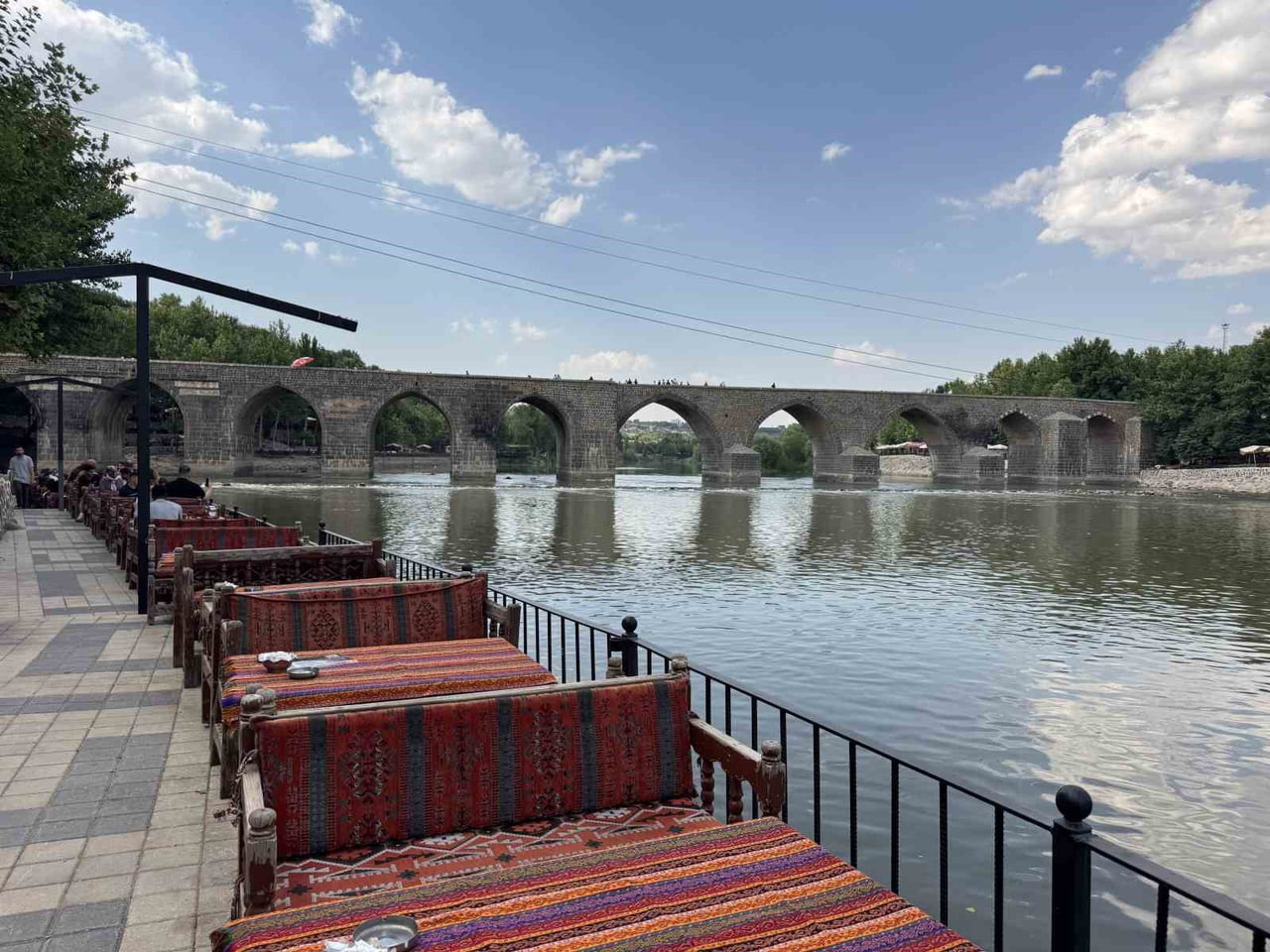 DİYARBAKIR’IN EN GÖZDE MEKANLARINDAN OLAN TARİHİ ON GÖZLÜ KÖPRÜ, KENTTE SICAKLIKLARIN 40 DERECEYİ...