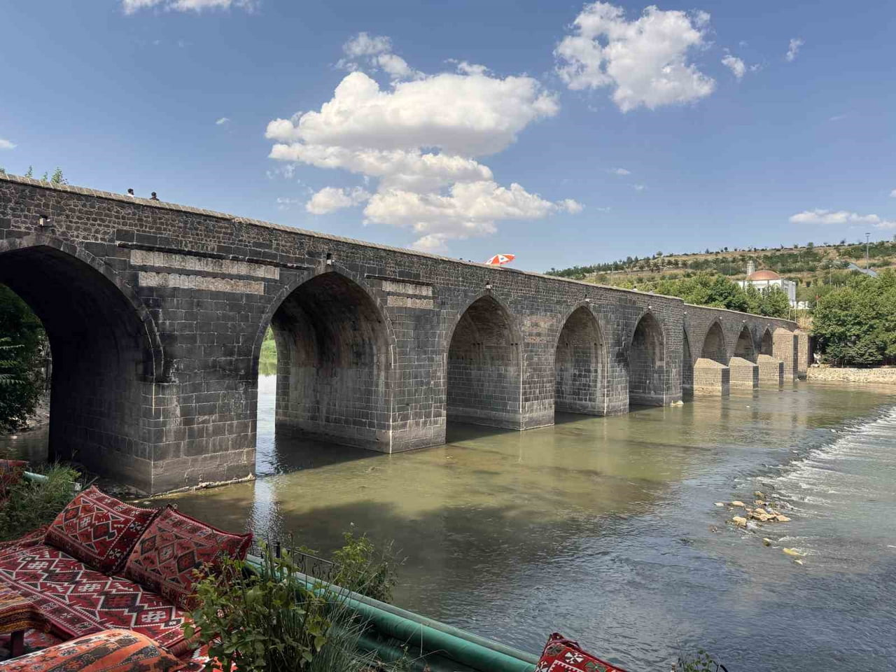 DİYARBAKIR’IN EN GÖZDE MEKANLARINDAN OLAN TARİHİ ON GÖZLÜ KÖPRÜ, KENTTE SICAKLIKLARIN 40 DERECEYİ...