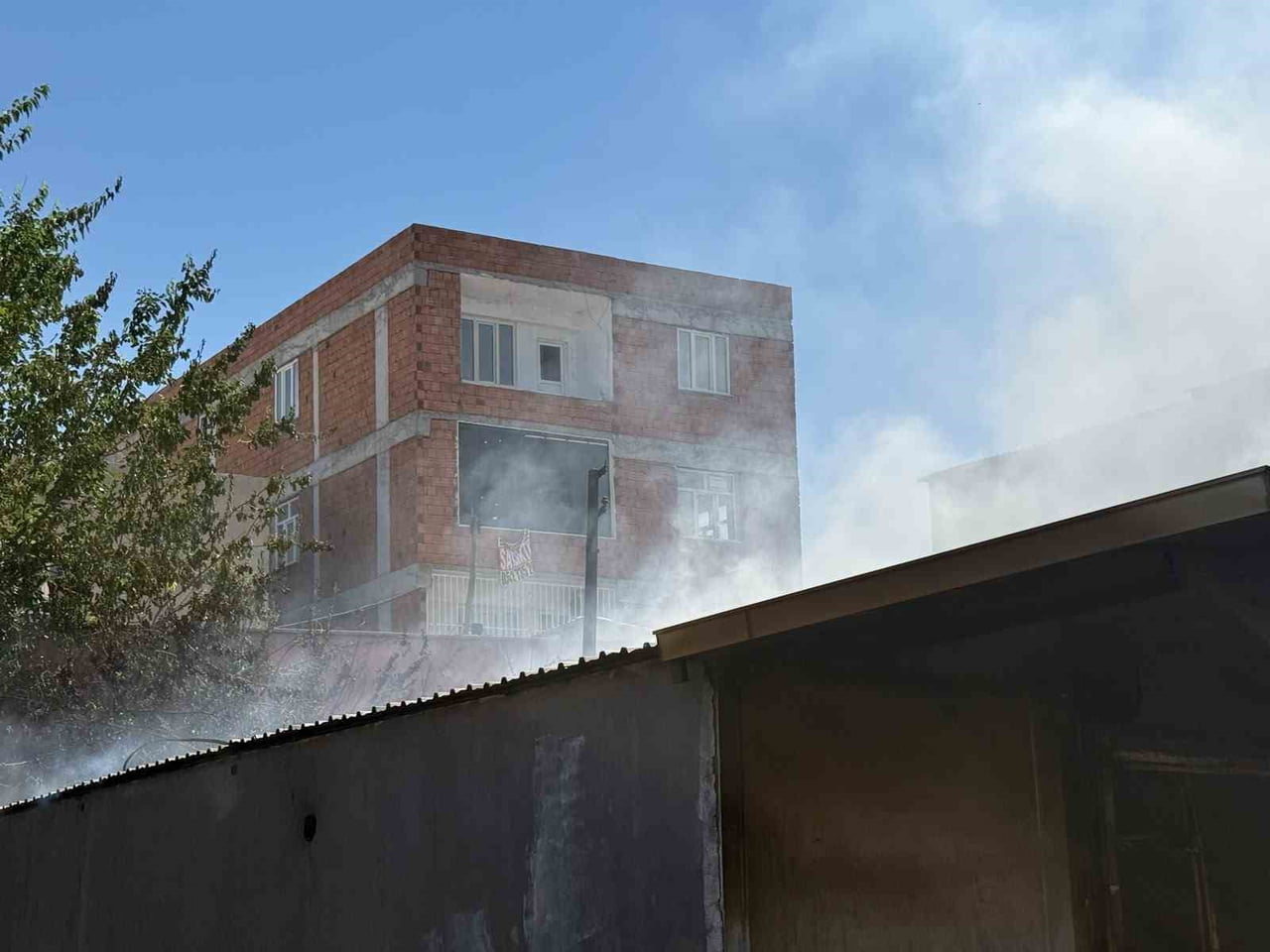 DİYARBAKIR’IN KAYAPINAR İLÇESİNDE BİR MARANGOZ ATÖLYESİNDE YANGIN ÇIKTI. ALEVLER EKİPLERİN...