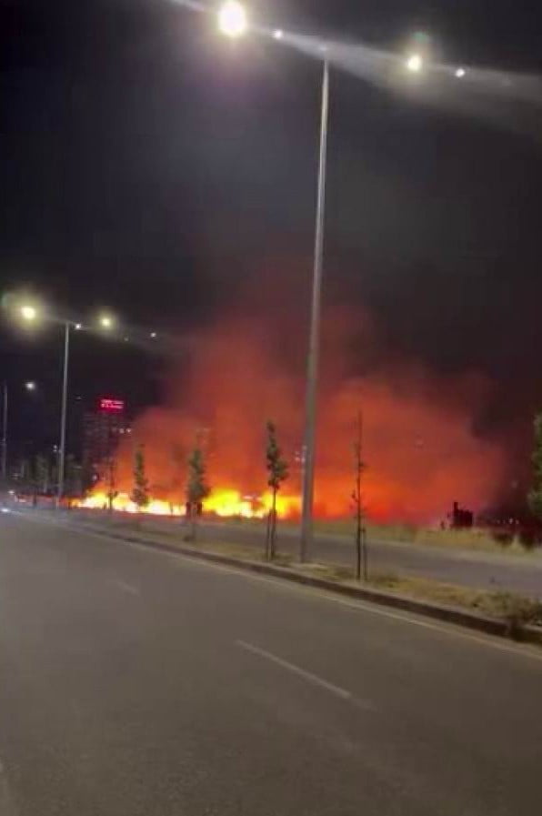 DİYARBAKIR’IN KAYAPINAR İLÇESİNDE, KURU OTLARIN TUTUŞMASI İLE YANGIN ÇIKTI. ALEVLERİN METRELERCE...