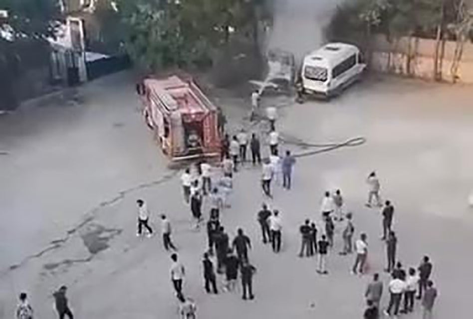 DİYARBAKIR’IN SİLVAN İLÇESİNDE PARK HALİNDEYKEN ANİDEN ALEV ALAN BİR MİNİBÜS, İTFAİYE EKİPLERİNİN...