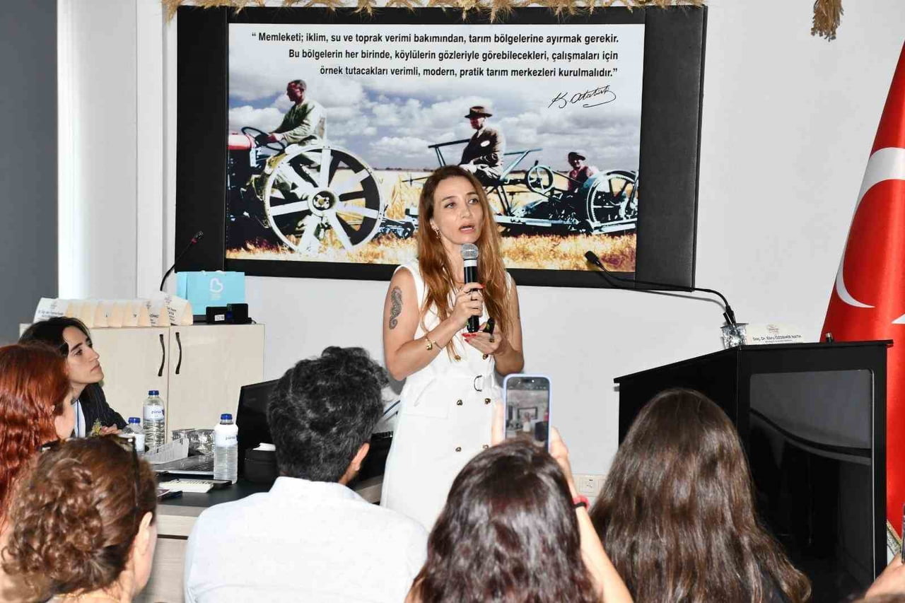 DOÇ. DR. EBRU ÖZDEMİR NATH, FRANSA'DA BİR KOZMETİK KONGRESİNDE TÜRKİYE'NİN ÖLMEZ ÇİÇEK...