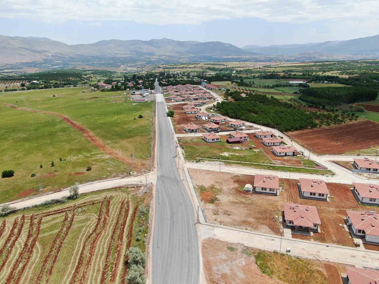 DOĞANŞEHİR YOLKORU’DA TOZLU YOL TARİHE KARIŞTI