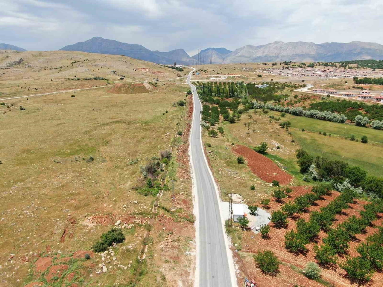 DOĞANŞEHİR YOLKORU’DA TOZLU YOL TARİHE KARIŞTI