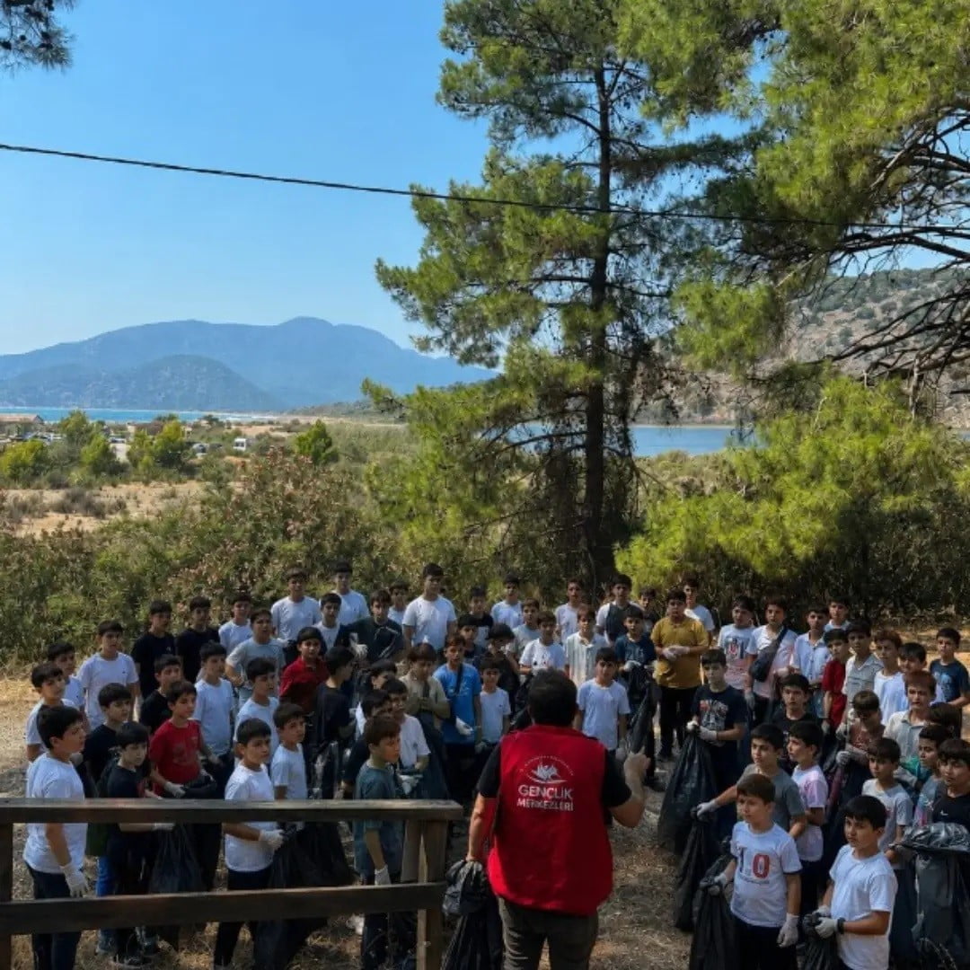 DOĞAYI KORUYOR, GELECEĞE UMUT OLUYORLAR GENÇLER DALYAN'I ATIKLARDAN TEMİZLEDİ