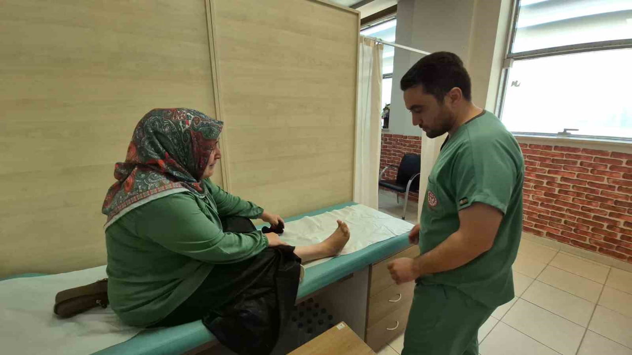 DOĞUŞTAN GELEN RAHATSIZLIĞI NEDENİYLE 51 YAŞINA KADAR AYAKKABI KULLANAMAYAN MELEK KANDİL...