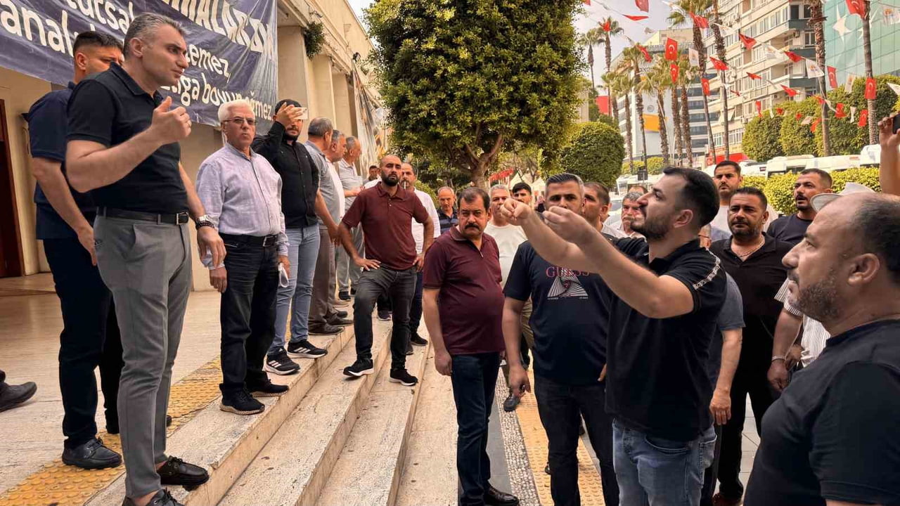 DOLMUŞ ŞOFÖRLERİ, UKOME KARARINI PROTESTO ETTİ.
