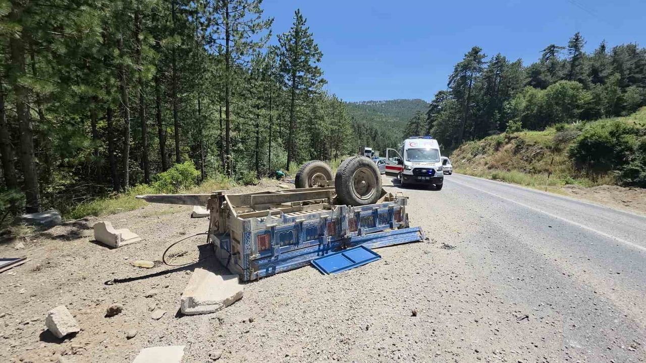 DOMANİÇ'TE BETON TAŞ YÜKLÜ TRAKTÖR DEREYE YUVARLANDI: 1 YARALI