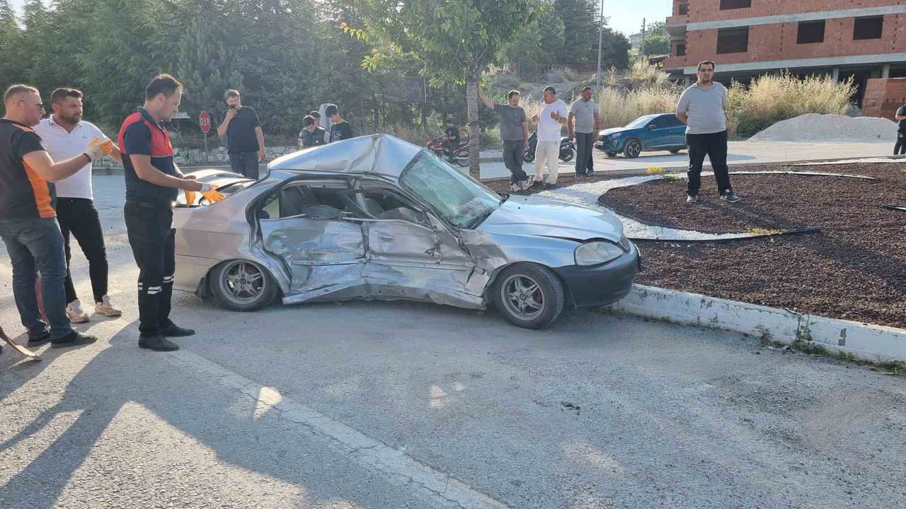 DOMANİÇ'TE OTOMOBİLLER ÇARPIŞTI: 2 YARALI