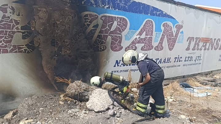 DÖRTYOL İLÇESİ YENİYURT MAHALLESİ’NDE İŞ YERİNDE ÇIKAN YANGIN, EKİPLERİN HIZLI MÜDAHALESİYLE...