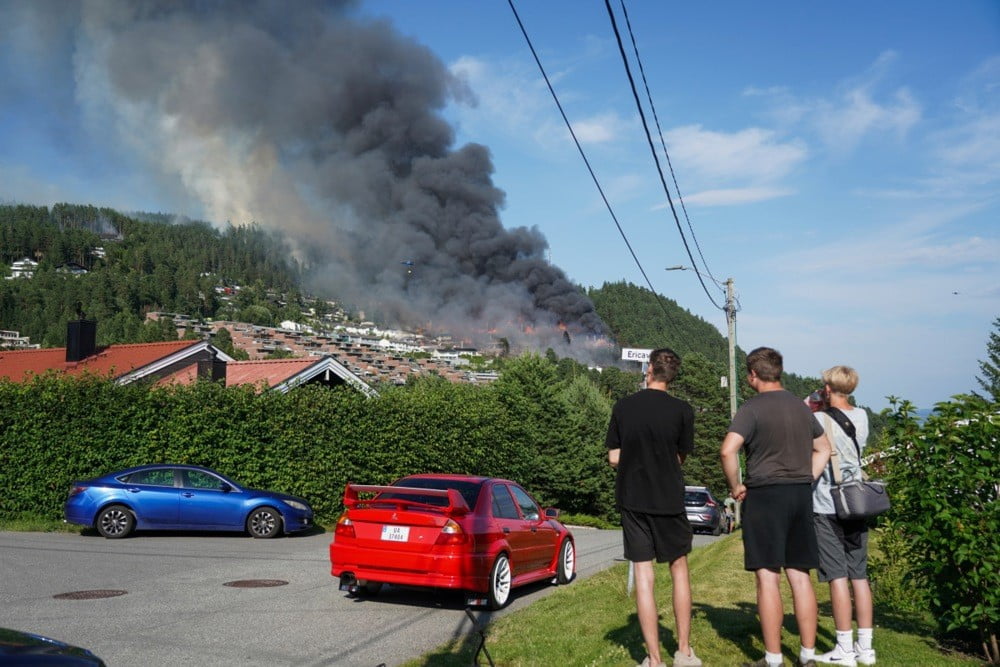DRAMMEN ŞEHRİNDEKİ BİR EVDE BAŞLAYAN YANGININ BÖLGEYE YAYILMASI SONUCU 100'DEN FAZLA EV KÜL...