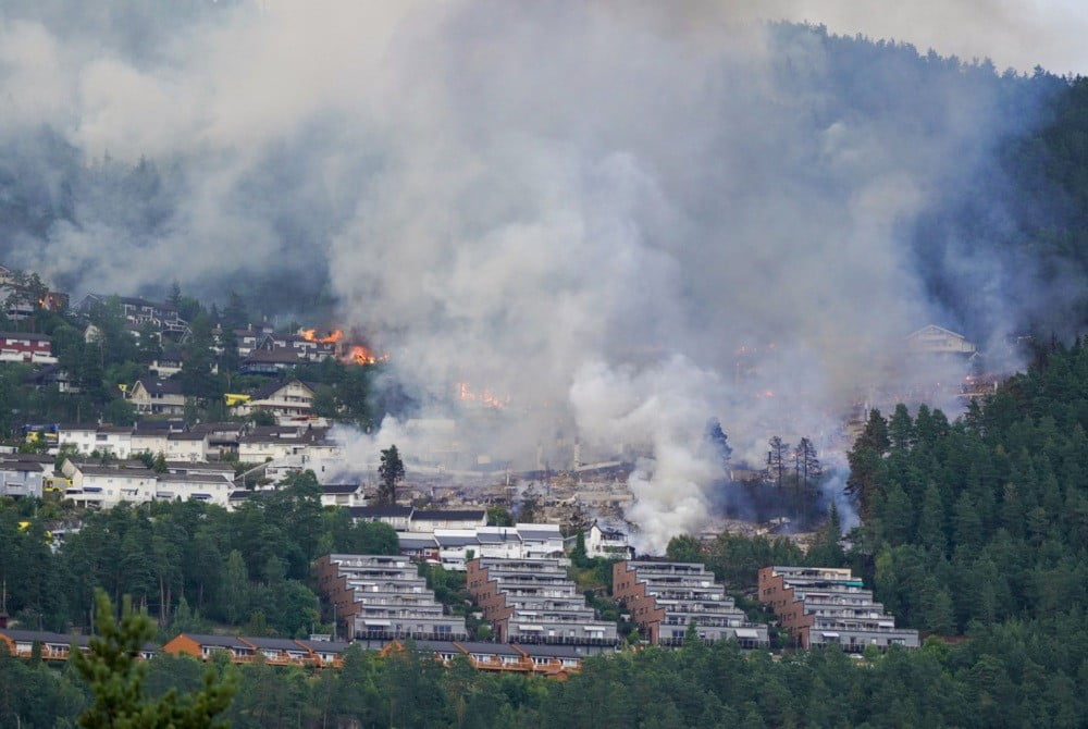DRAMMEN ŞEHRİNDEKİ BİR EVDE BAŞLAYAN YANGININ BÖLGEYE YAYILMASI SONUCU 100'DEN FAZLA EV KÜL...