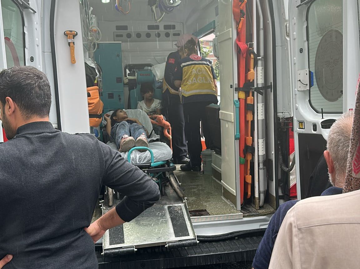 DÜNYACA ÜNLÜ TURİZM MERKEZİ AYDER YAYLASI YOLUNDA 2 ARACIN AKFA KAFAYA ÇARPIŞTI KAZADA 3 YABANCI...