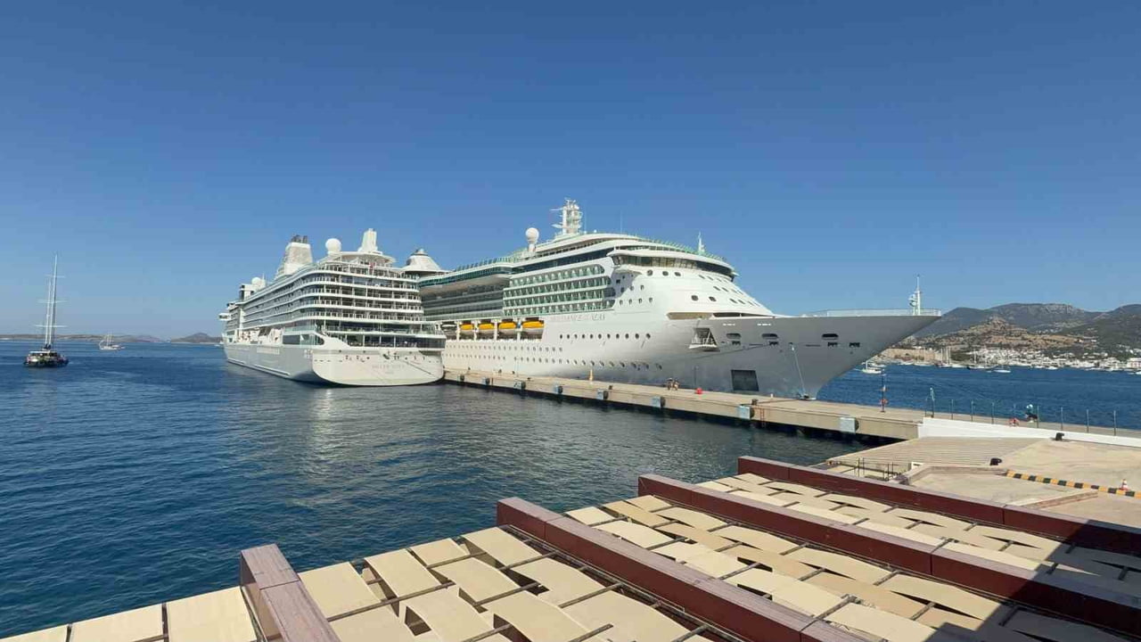 DÜNYANIN ÖNDE GELEN KRUVAZİYER GEMİLERİNDEN SİLVER NOVA İLE BRİLLİANCE OF THE SEAS, BODRUM GEMİ...