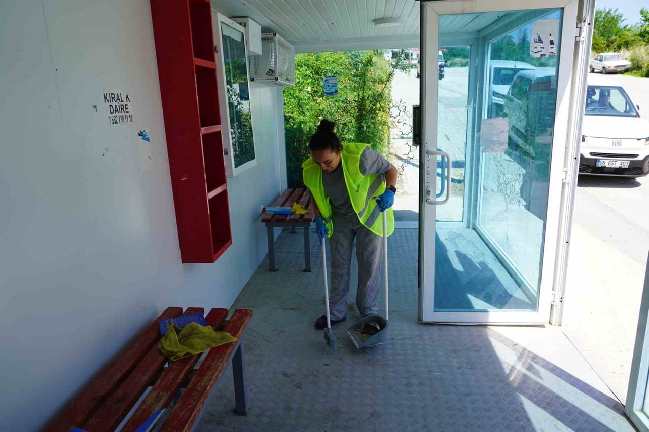 DURAKLARDA TEMİZLİK VE YIKAMA ÇALIŞMASI YAPILDI
