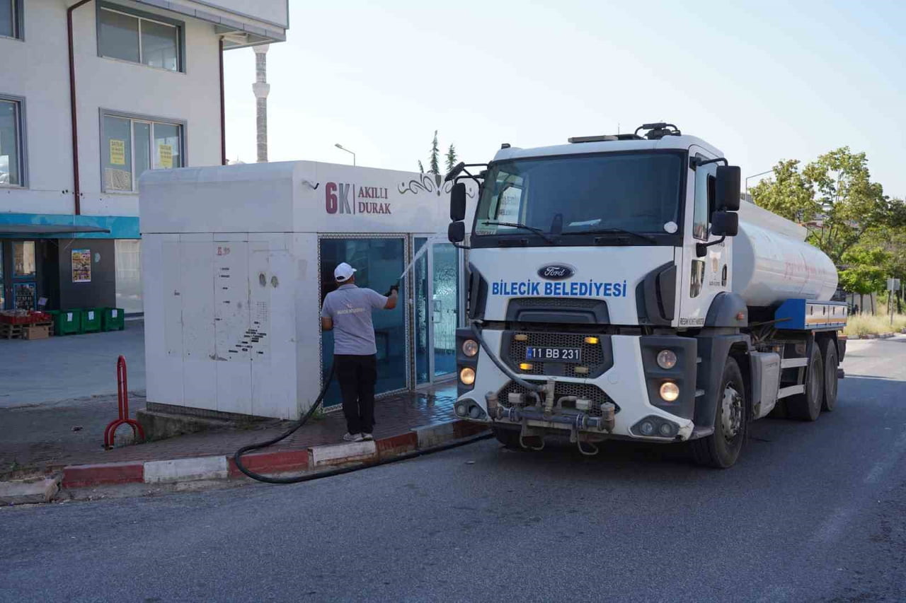 DURAKLARDA TEMİZLİK VE YIKAMA ÇALIŞMASI YAPILDI