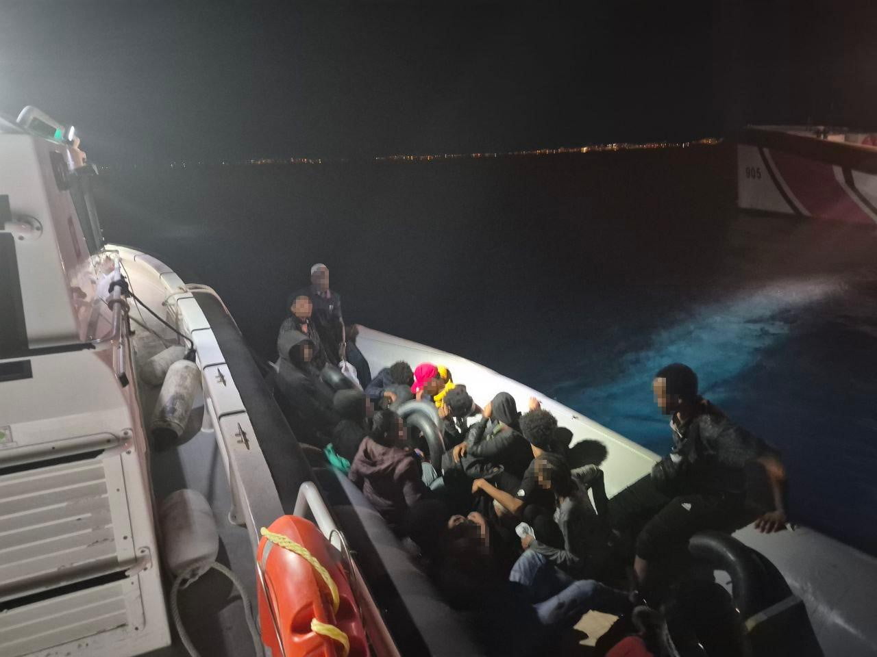 DURDURULAN HAREKETLİ LASTİK BOT İÇERİSİNDEKİ 14 DÜZENSİZ GÖÇMEN YAKALANDI.
