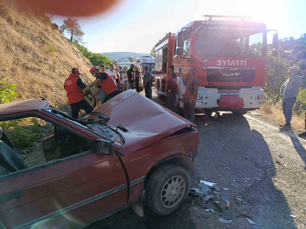 DURSUNBEY'DE ÇİFT TARAFLI TRAFİK KAZASI; 3 YARALI