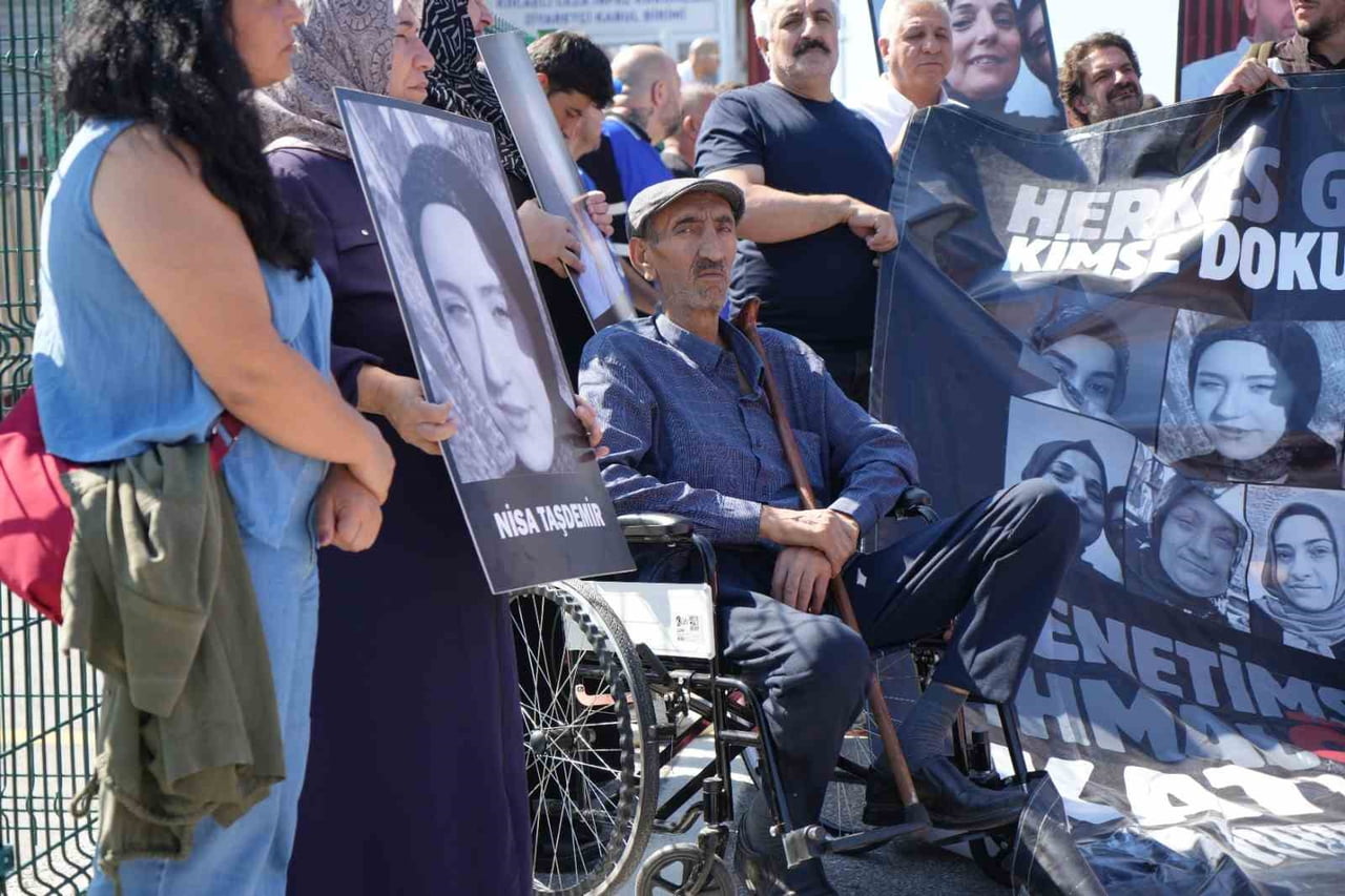 DURUŞMA ÖNCESİNDE AİLELER CEZAEVİ ÖNÜNDE TOPLANDI