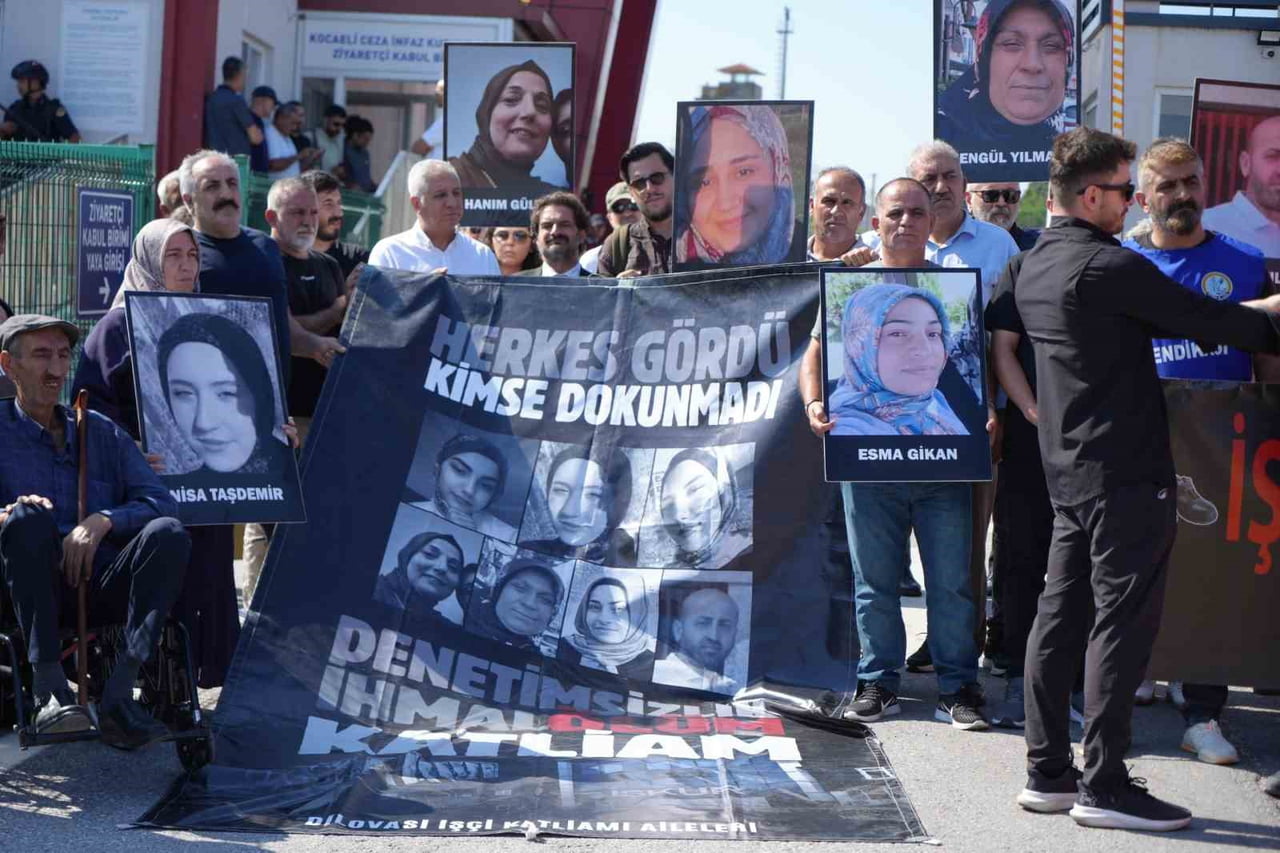 DURUŞMA ÖNCESİNDE AİLELER CEZAEVİ ÖNÜNDE TOPLANDI