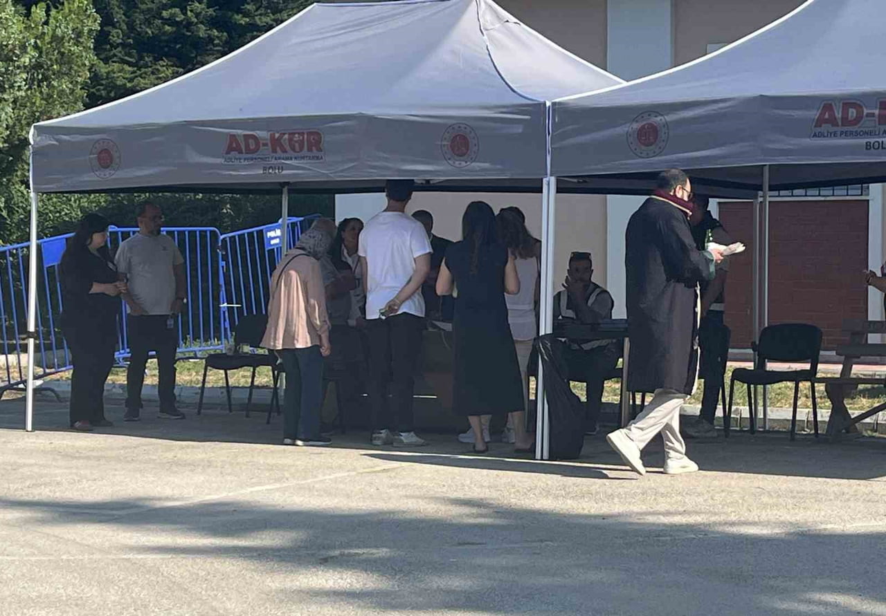 DURUŞMA SALONUNUN ÖNÜ