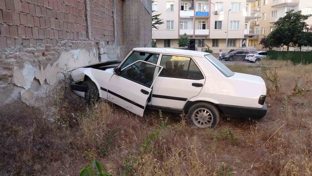 DUVARA ÇARPAN OTOMOBİLİN SÜRÜCÜSÜ KAYIPLARA KARIŞTI