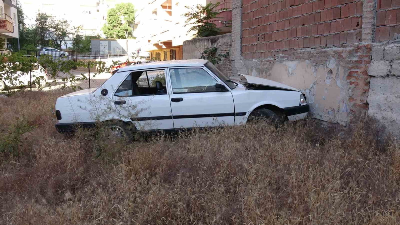 DUVARA ÇARPAN OTOMOBİLİN SÜRÜCÜSÜ KAYIPLARA KARIŞTI