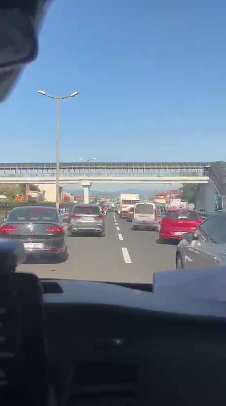DÜZCE'DE ALDIĞI İHBAR ÜZERİNE BİR VAKAYA ÇIKIŞ YAPAN AMBULANSA SÜRÜCÜLER, D-100 KARAYOLU ÜZERİNDE...