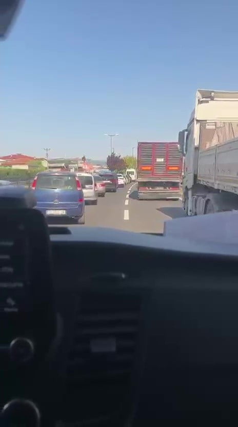 DÜZCE'DE ALDIĞI İHBAR ÜZERİNE BİR VAKAYA ÇIKIŞ YAPAN AMBULANSA SÜRÜCÜLER, D-100 KARAYOLU ÜZERİNDE...