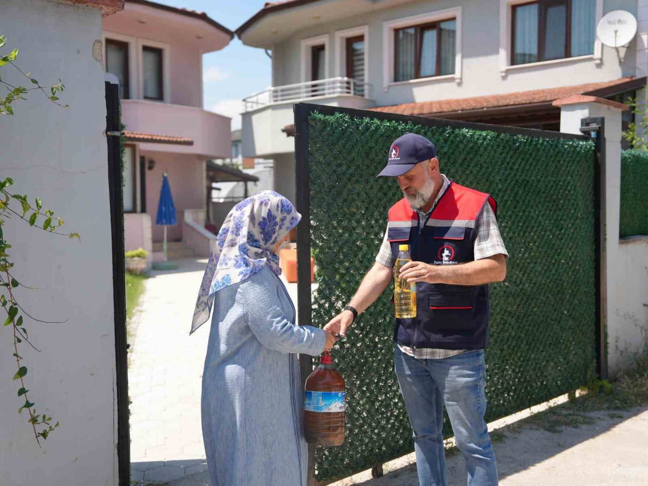 DÜZCE'DE ÇEVRE KORUMA ÇALIŞMALARI KAPSAMINDA 5 LİTRE BİTKİSEL ATIK YAĞ BİRİKTİREN VATANDAŞLARA 1...