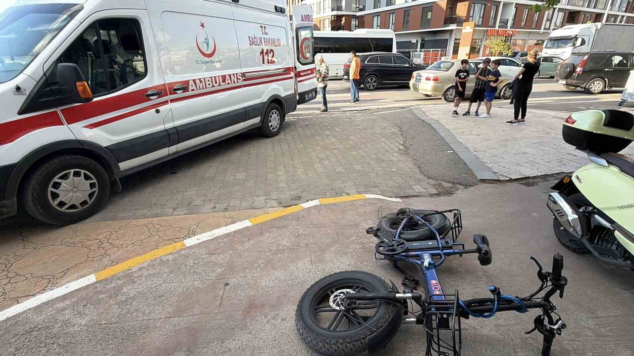 DÜZCE'DE SİTEYE GİRİŞ YAPAN OTOMOBİLE ÇARPMAMAK İÇİN MANEVRA YAPTIĞI SIRADA KONTROLDEN ÇIKARAK...