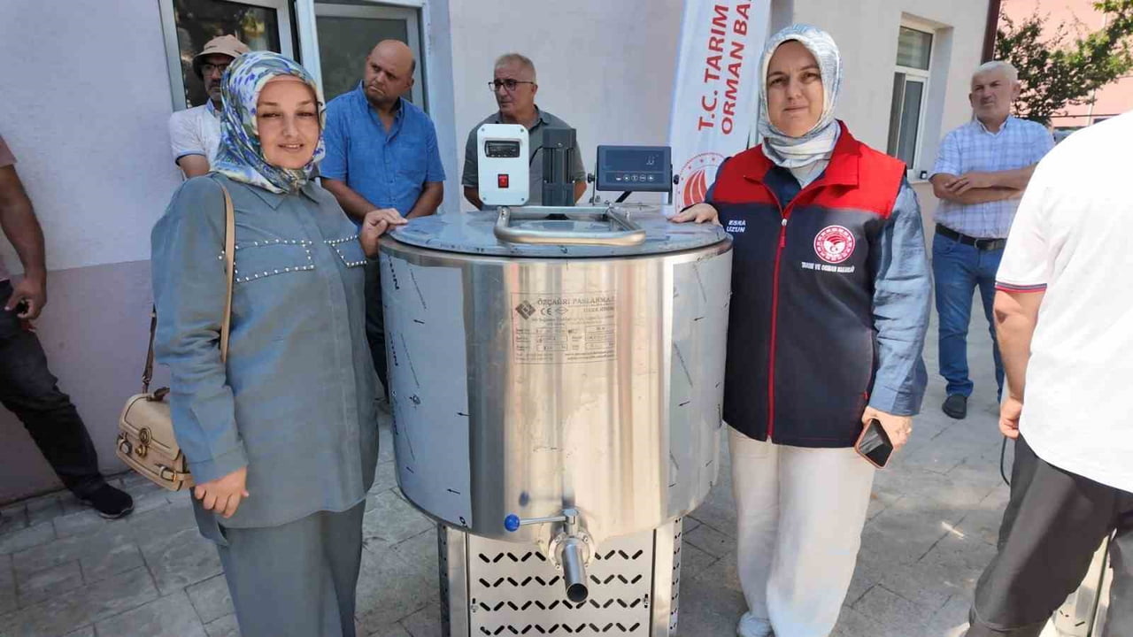 DÜZCE'DE SÜT ÜRETİMİNDE KALİTE VE HİJYEN STANDARTLARININ YÜKSELTİLMESİ AMACIYLA HAYATA GEÇİRİLEN...