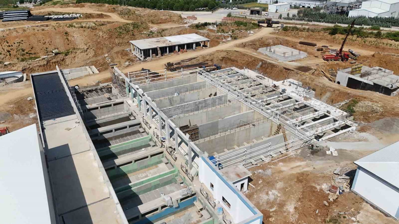 DÜZCE'DE YAPIMI SÜREN VE GÜNLÜK 130 BİN METREKÜP KAPASİTEYE SAHİP SON TEKNOLOJİ İÇME SUYU ARITMA...