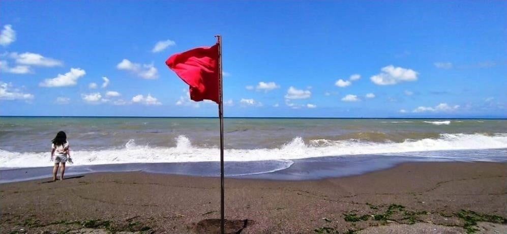 DÜZCE'NİN AKÇAKOCA İLÇESİNDE OLUMSUZ HAVA VE DENİZ ŞARTLARI NEDENİYLE DENİZE GİRİLMEMESİ KARARI...