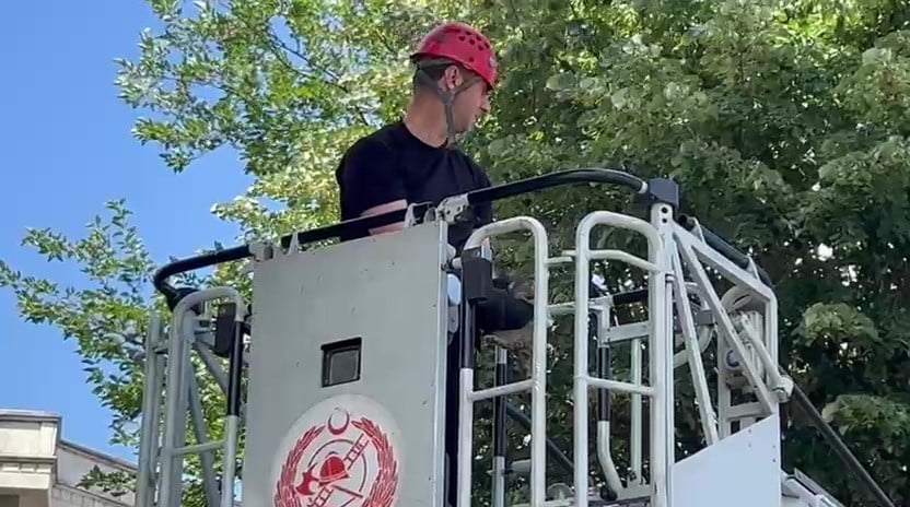 DÜZCE'NİN ÇAY MAHALLESİ'NDE DÜN GECEDEN BERİ BİR AĞACIN DALLARINDA MAHSUR KALAN YAVRU KEDİ...