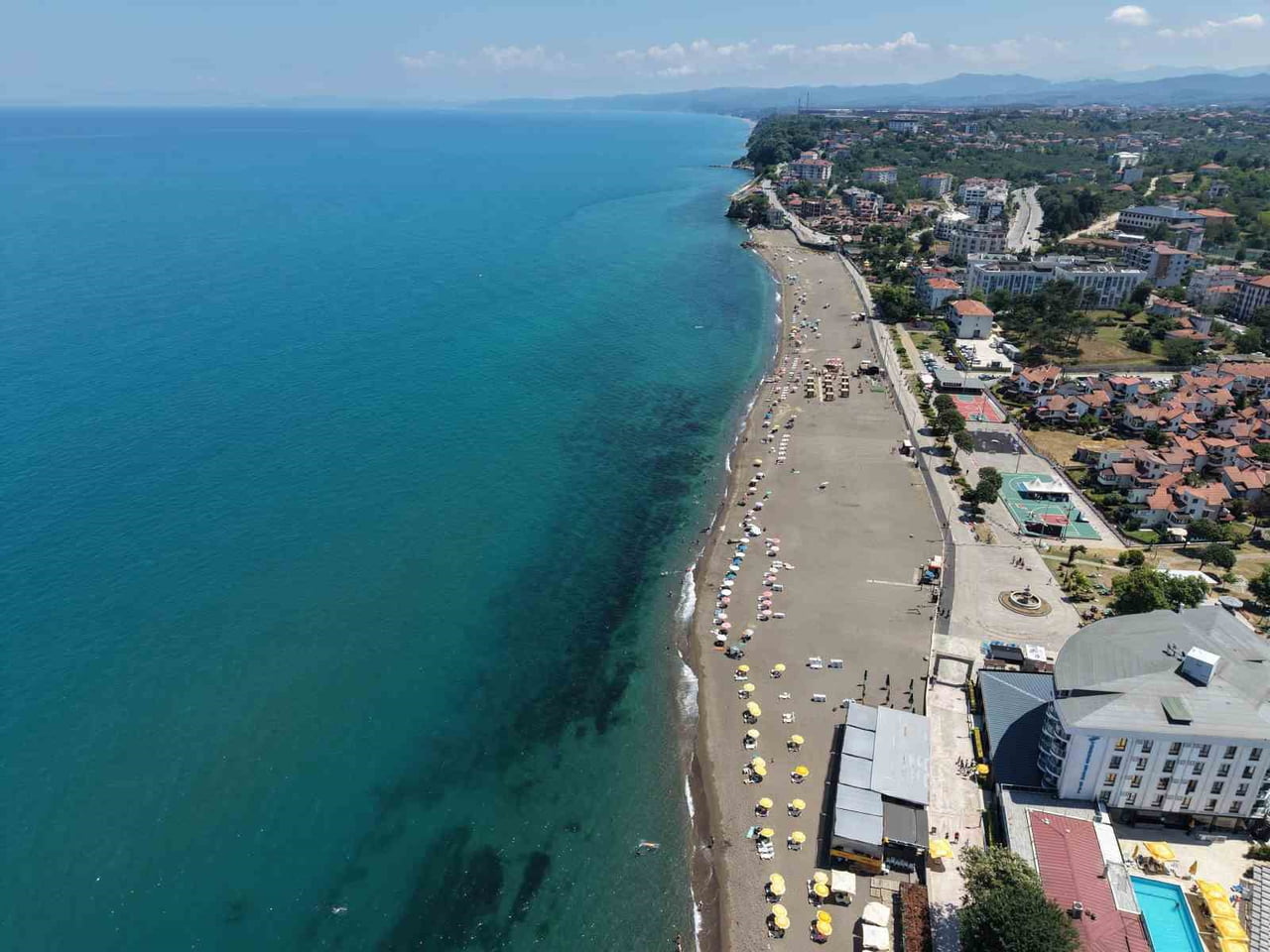 DÜZCE'NİN KARADENİZ'E KIYISI BULUNAN AKÇAKOCA İLÇESİNDE HAVA SICAKLIĞININ 37,1 DERECEYE...