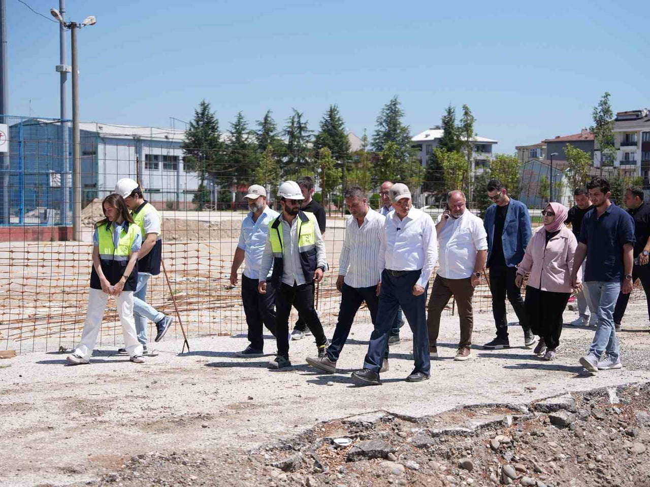 DÜZCE BELEDİYE BAŞKANI DR. FARUK ÖZLÜ, ŞEHRİN VİZYON PROJELERİNDE DEVAM EDEN ÇALIŞMALARI YERİNDE...