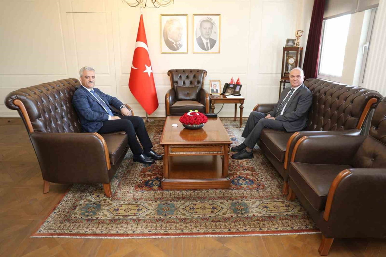 DÜZCE BELEDİYE BAŞKANI FARUK ÖZLÜ İLE DÜZCESPOR YÖNETİCİLERİ, VALİ MEHMET MAKAS'I MAKAMINDA...