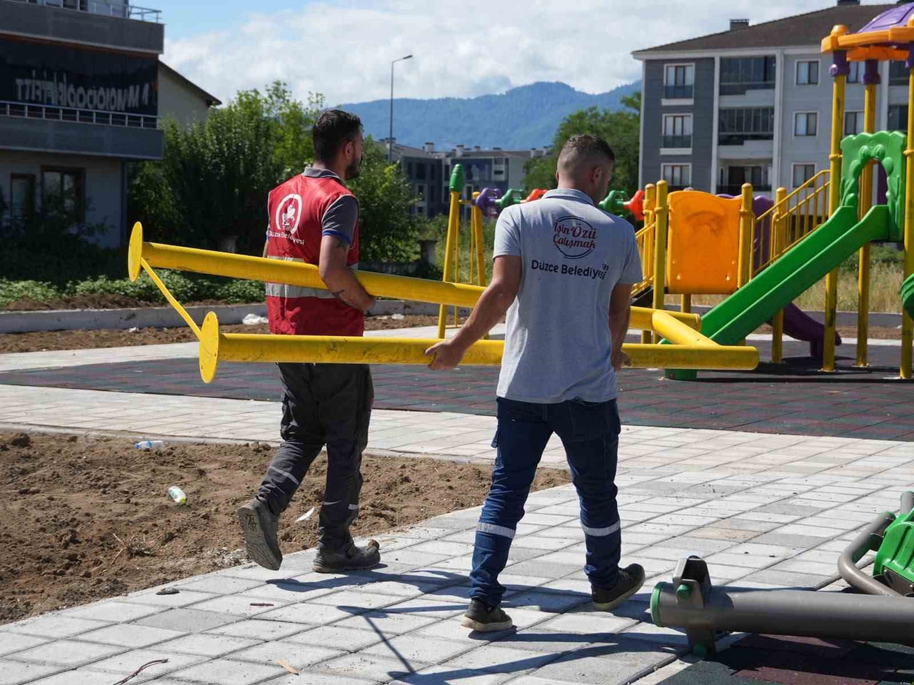 DÜZCE BELEDİYESİ, MERGİÇ MAHALLESİ SAKİNLERİNİN PARK TALEBİNİ YERİNE GETİRDİ. BELEDİYE BAŞKANI DR....