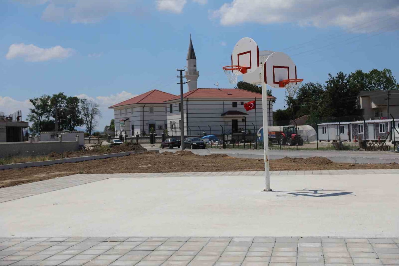 DÜZCE BELEDİYESİ, MERGİÇ MAHALLESİ SAKİNLERİNİN PARK TALEBİNİ YERİNE GETİRDİ. BELEDİYE BAŞKANI DR....