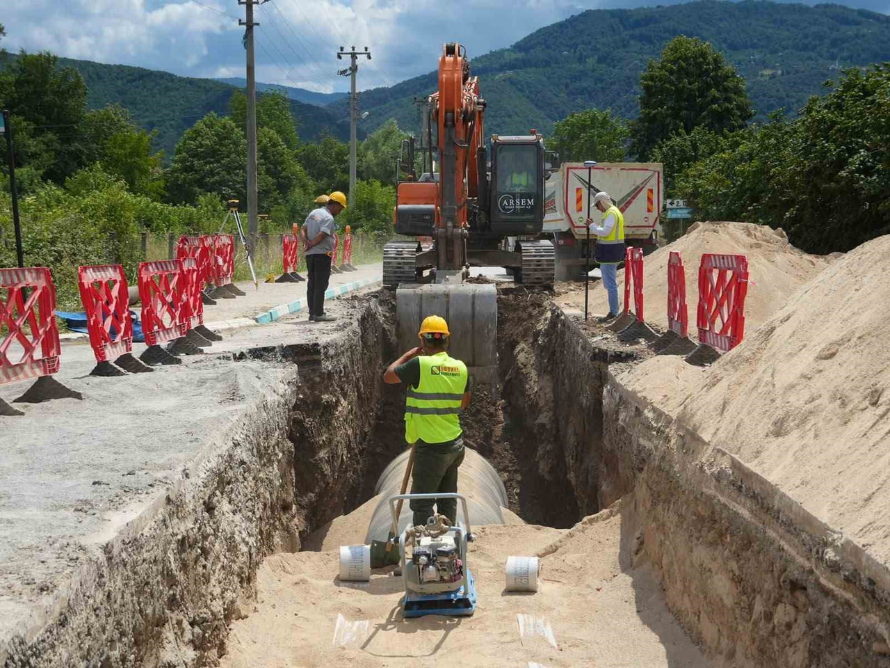 DÜZCE BELEDİYESİ’NİN 45 MİLYON EURO TUTARINDAKİ İLLER BANKASI KREDİSİYLE HAYATA GEÇİRDİĞİ İÇME...