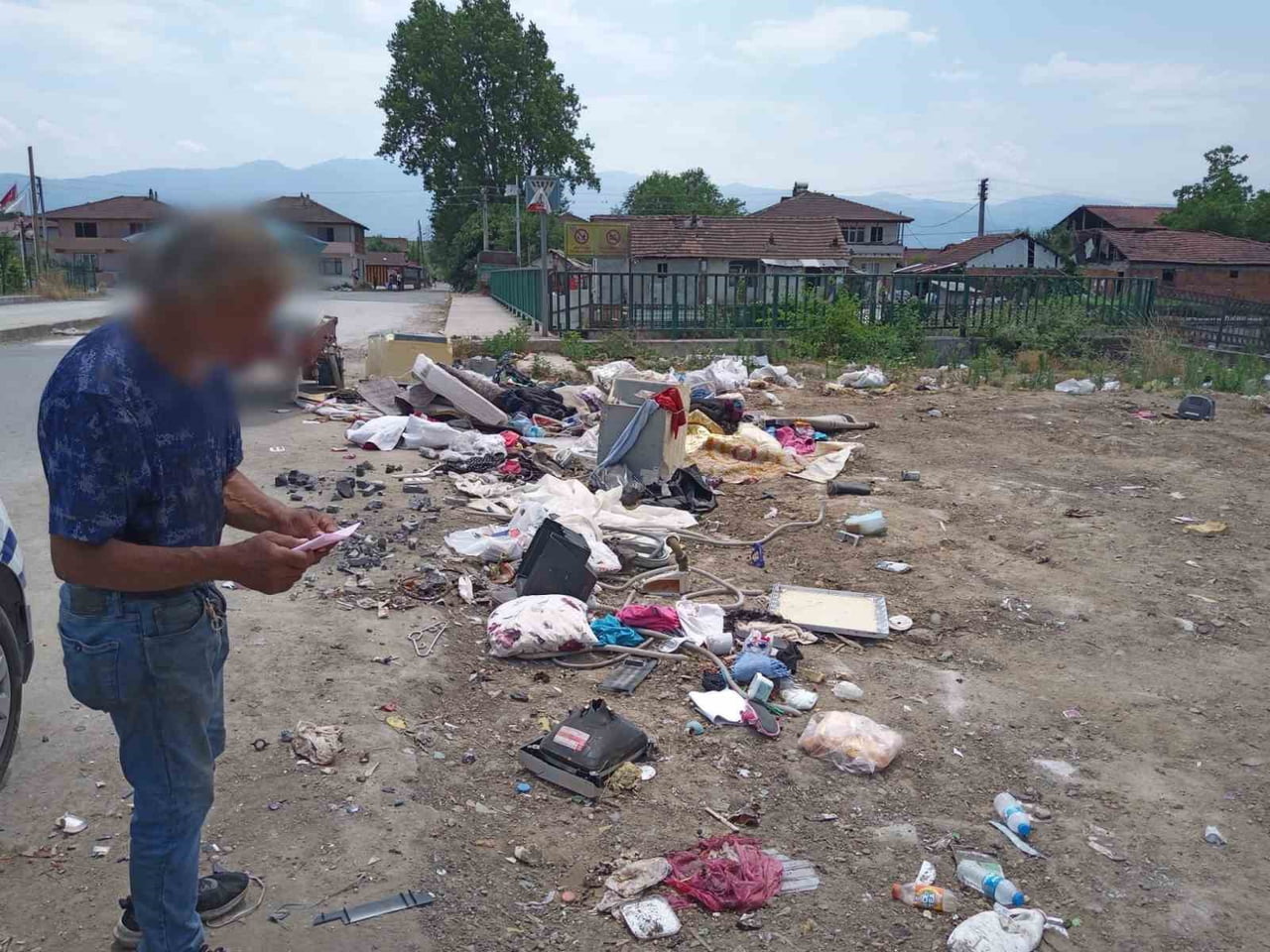 DÜZCE BELEDİYESİ ZABITA MÜDÜRLÜĞÜ EKİPLERİ, AZİZİYE MAHALLESİ’NDE ÇEVREYİ KİRLETTİĞİ BELİRLENEN...