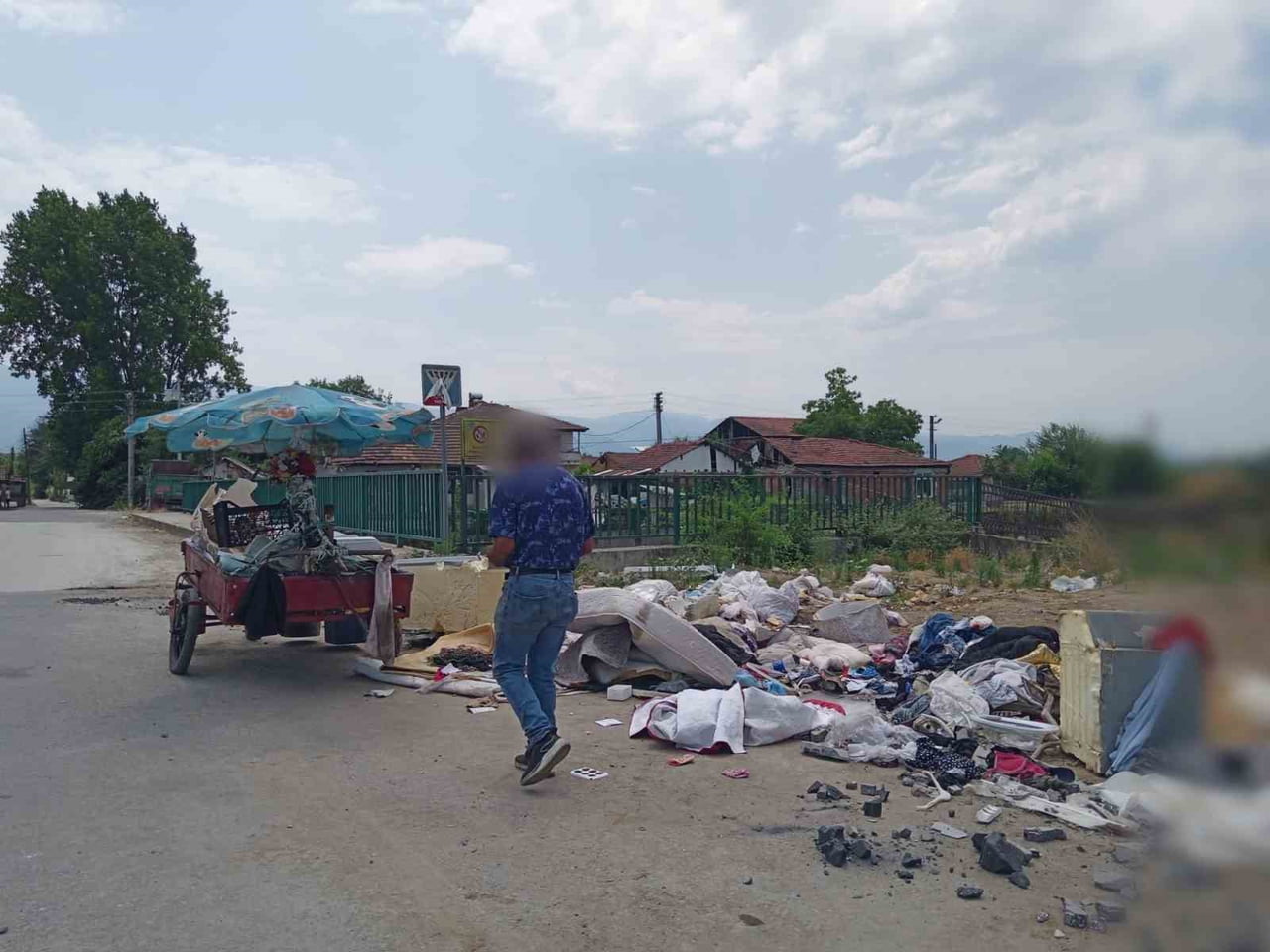 DÜZCE BELEDİYESİ ZABITA MÜDÜRLÜĞÜ EKİPLERİ, AZİZİYE MAHALLESİ’NDE ÇEVREYİ KİRLETTİĞİ BELİRLENEN...