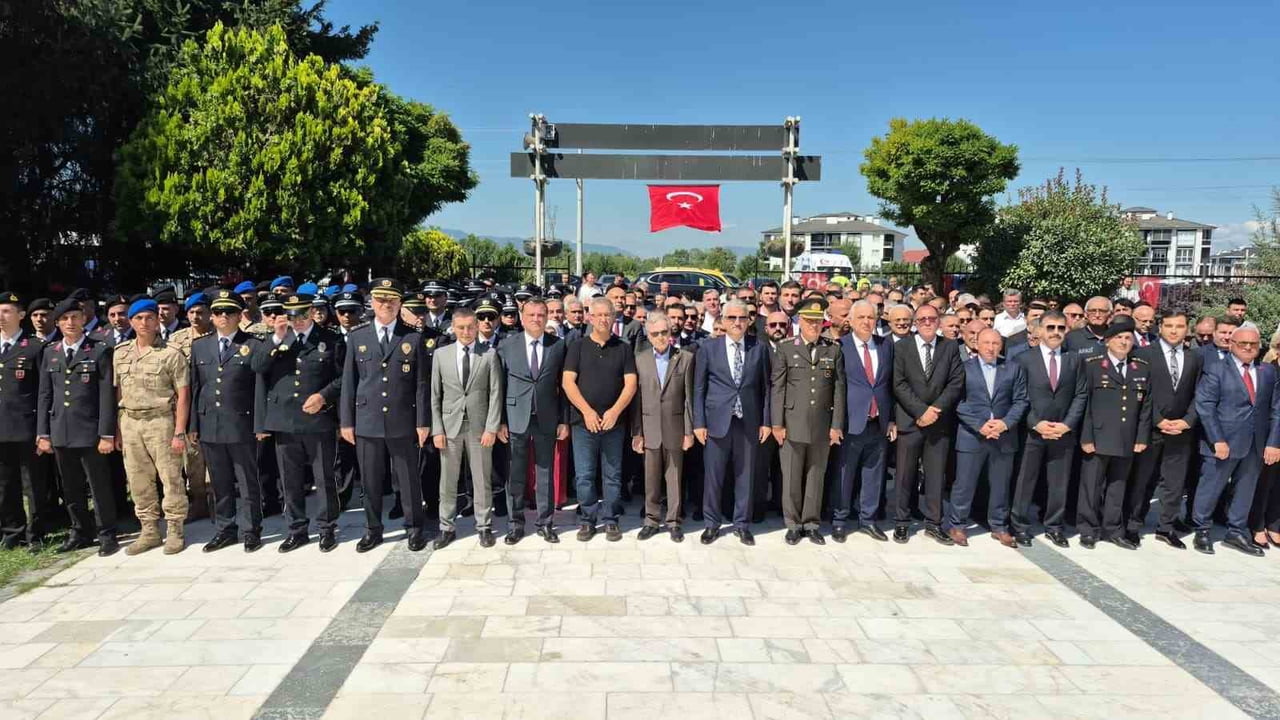 DÜZCE’DE, 15 TEMMUZ DEMOKRASİ VE MİLLİ BİRLİK GÜNÜ'NÜN 10. YIL DÖNÜMÜ DOLAYISIYLA ŞEHİTLİKTE...