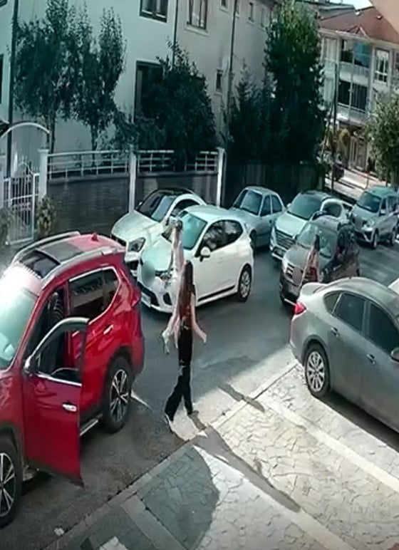 DÜZCE’DE 3 KADIN, TRAFİKTE TARTIŞTIKLARI BİR ARACIN ÖNÜNÜ KESEREK ARABADA BULUNAN ÇOCUKLU KARI...