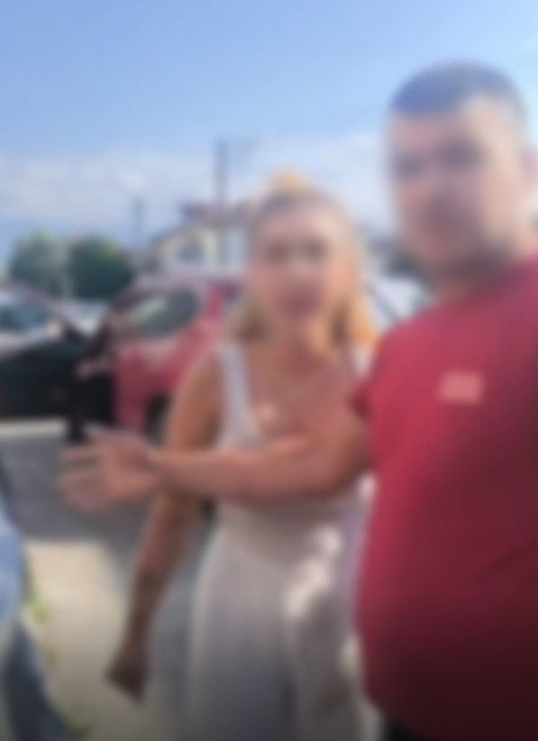 DÜZCE’DE 3 KADIN, TRAFİKTE TARTIŞTIKLARI BİR ARACIN ÖNÜNÜ KESEREK ARABADA BULUNAN ÇOCUKLU KARI...