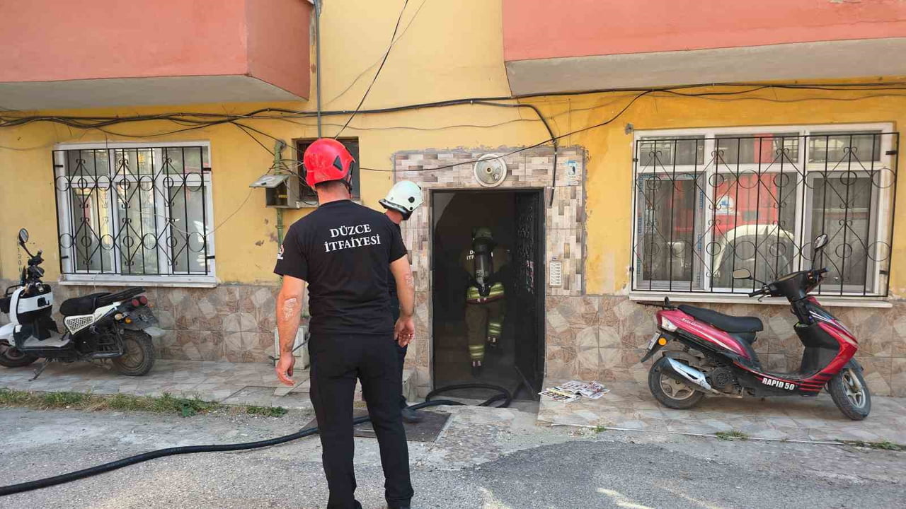 DÜZCE’DE ÇOCUKLARIN EVCİLİK OYNAMAK İÇİN FIRINA KOYDUKLARI OYUNCAK VE AYAKKABILAR, FIRININ...