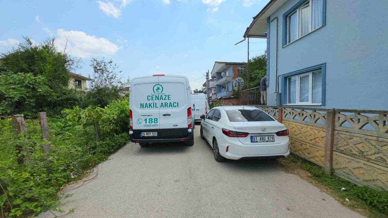 DÜZCE’DE İNŞAAT İŞÇLİERİNİN KALDIĞI DAİREDE BŞR ŞAHIS SİLAHLA OYNARKEN BAŞKA BİR ARKADAŞINI...