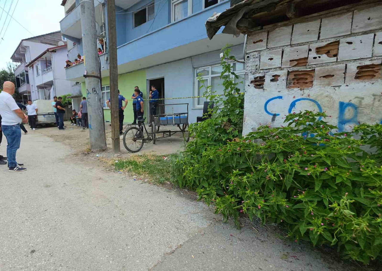 DÜZCE’DE İNŞAAT İŞÇLİERİNİN KALDIĞI DAİREDE BŞR ŞAHIS SİLAHLA OYNARKEN BAŞKA BİR ARKADAŞINI...