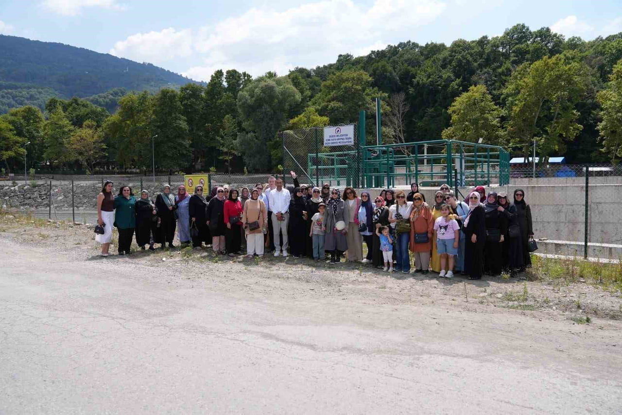 DÜZCE’DE KADINLAR, ŞEHRİN GELECEĞİNE YÖN VEREN PROJELERİ SAHADA İNCELEME FIRSATI BULDU.